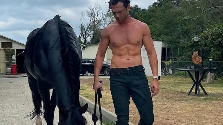 Aras Bulut İynemli paylaştığı fotoğraf ile sosyal medyayı salladı