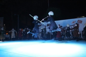 golcuk-anitparkta-kafkas-folklor-etkinligi-duzenleniyor-IUrV4j7f.jpg