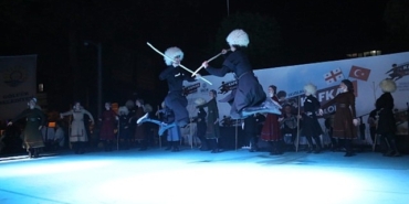 golcuk-anitparkta-kafkas-folklor-etkinligi-duzenleniyor-IUrV4j7f.jpg