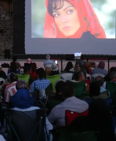 golcukte-yaz-sinema-etkinligi-buyuk-ilgi-gordu-kd5GRKSx.webp