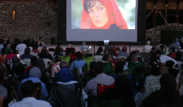 Gölcük’te Yaz Sinema Etkinliği Büyük İlgi Gördü