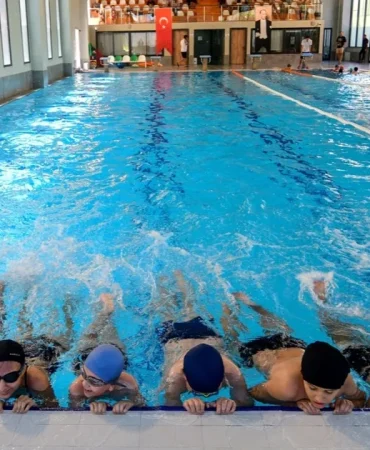 izmir-bornovada-yazin-ritmi-yuzme-havuzlarinda-atiyor-yIxh6GLq.webp