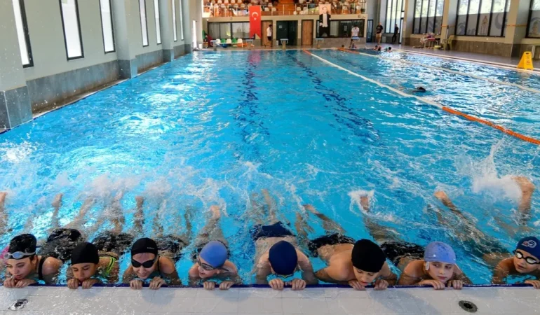 İzmir Bornova’da yazın ritmi yüzme havuzlarında atıyor