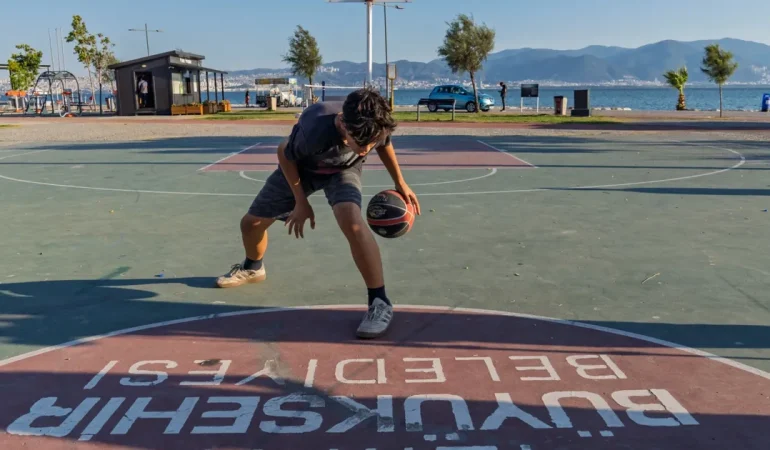 İzmir’de sporun önündeki engelleri kaldırıyor