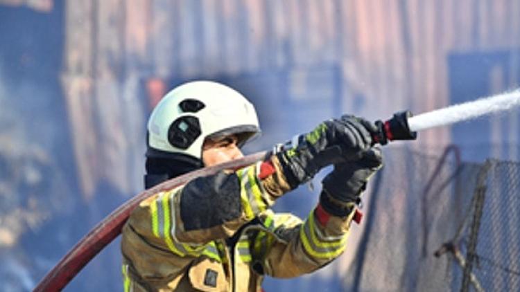 İzmir’in Bayındır ilçesinde büyük ot yangını paniğe neden oldu