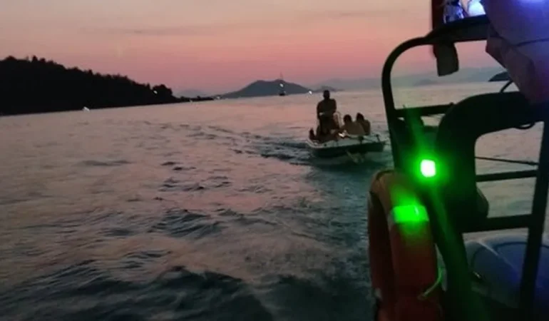 Muğla Fethiye’de makine arızası yapan tekne kurtarıldı