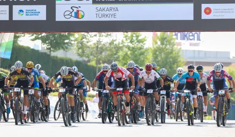 Sakarya’da nefes kesen şampiyona; Genç pedallar zirve için yarıştı
