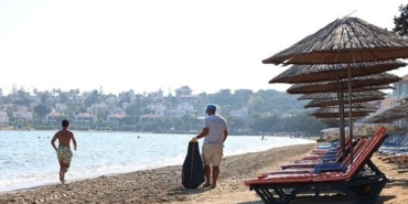 cesme-belediyesi-19-plajda-temizligi-24-saat-araliksiz-sagliyor-M2mLgfWm.jpg