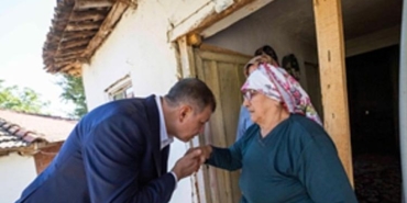 izmir-bb-baskani-tugay-yanginda-hayatini-kaybeden-sahinin-ailesini-ziyaret-etti-pELO5bwa.jpg