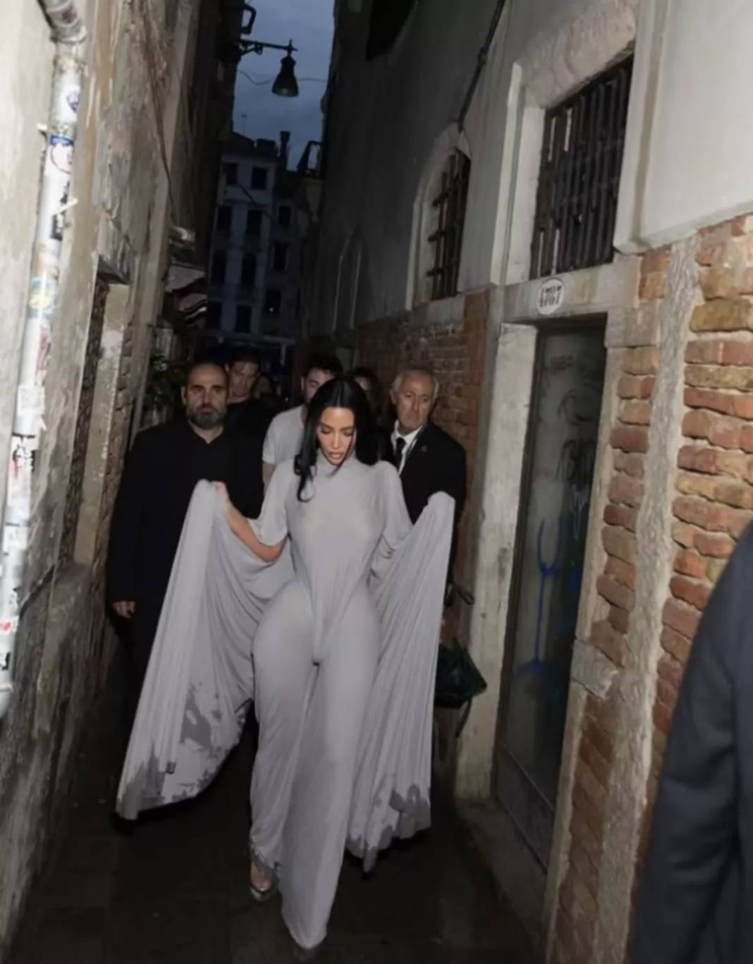 Kim Kardashian’ın Cesur Elbisesi Paris Moda Haftası’nda Çok Konuşuldu