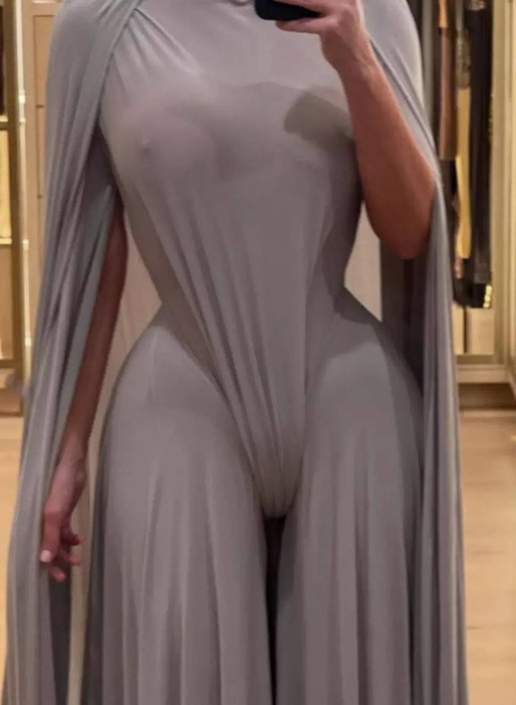 Kim Kardashian’ın Cesur Elbisesi Paris Moda Haftası’nda Çok Konuşuldu