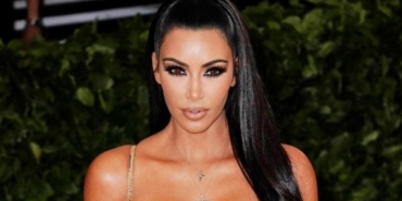 kim-kardashianin-cesur-elbisesi-paris-moda-haftasinda-cok-konusuldu-lmZrE28L.jpg