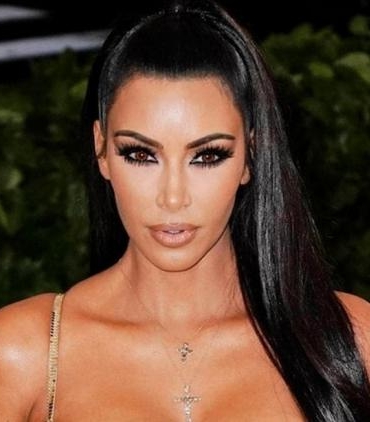 kim-kardashianin-cesur-elbisesi-paris-moda-haftasinda-cok-konusuldu-lmZrE28L.jpg