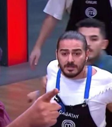 masterchef-turkiyede-cagatay-mehmet-gerilimi-iletisim-sorunlari-ve-sozlu-surtusme-huOHInMf.jpg