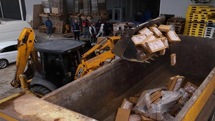 aksuda-bozulmus-gida-isleyenler-yakalandi-25-ton-tavuk-urunu-imha-edildi-t9BJ46h1.jpg