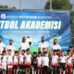 antalya-buyuksehir-belediyesi-futbol-akademisi-611-yas-arasi-cocuklara-ucretsiz-antrenman-ve-yetenek-gelistirme-9Tdg95dd.jpg