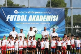 antalya-buyuksehir-belediyesi-futbol-akademisi-611-yas-arasi-cocuklara-ucretsiz-antrenman-ve-yetenek-gelistirme-9Tdg95dd.jpg