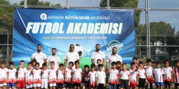 antalya-buyuksehir-belediyesi-futbol-akademisi-611-yas-arasi-cocuklara-ucretsiz-antrenman-ve-yetenek-gelistirme-9Tdg95dd.jpg