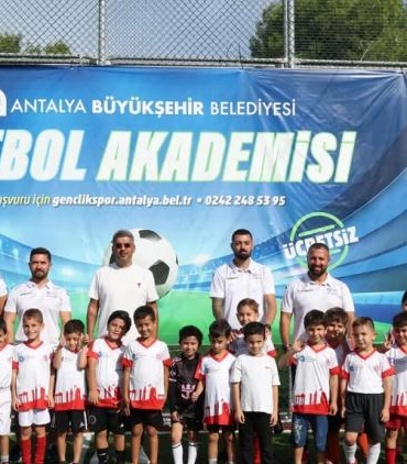 antalya-buyuksehir-belediyesi-futbol-akademisi-611-yas-arasi-cocuklara-ucretsiz-antrenman-ve-yetenek-gelistirme-9Tdg95dd.jpg