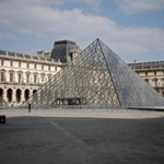 louvre-soygununda-supheliler-adi-suclular-zirve-degil-yerel-halktan-insanlar-girisimde-bulundu-fCgHNIWY.jpg
