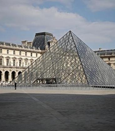louvre-soygununda-supheliler-adi-suclular-zirve-degil-yerel-halktan-insanlar-girisimde-bulundu-fCgHNIWY.jpg