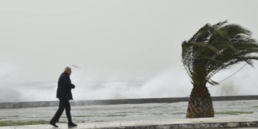 marmarada-guneyli-ruzgarla-kuvvetli-lefadda-guclenme-uyarisi-ve-saganak-gecisleri-OWIaUUuY.jpg