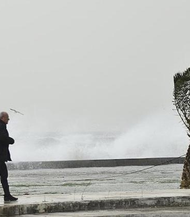 marmarada-guneyli-ruzgarla-kuvvetli-lefadda-guclenme-uyarisi-ve-saganak-gecisleri-OWIaUUuY.jpg