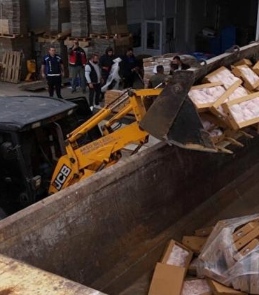 antalyada-25-ton-bozulmus-tavuk-urunu-iceren-operasyonla-halk-sagligi-kurallari-gozardi-edildi-1h421mHu.jpg