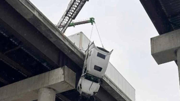 Batı Virginia’da buzlanma köprüde tehlike: TIR sürücüsü tuğla yüklü dorsenin yardımıyla hayatta kaldı