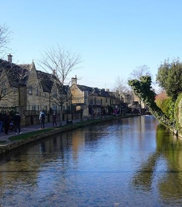 bourton-on-the-waterda-asiri-turizm-endisesi-koy-halki-ve-ziyaretciler-yasami-zorlastiriyor-kCPeS4Gz.jpg