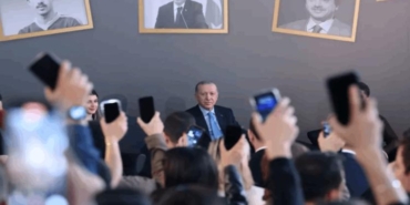 erdogan-genclerle-bulusmada-siir-ve-ekose-ceket-tartismasina-orta-nokta-olarak-giyimi-dedi-RxzyMiVt.jpg