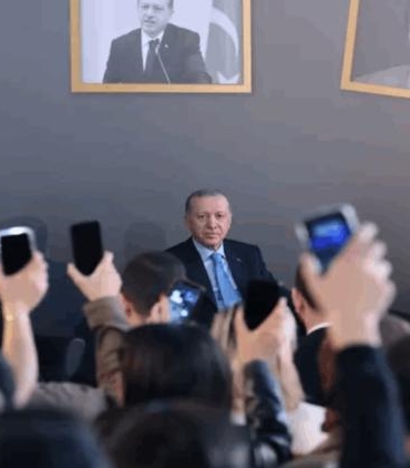 erdogan-genclerle-bulusmada-siir-ve-ekose-ceket-tartismasina-orta-nokta-olarak-giyimi-dedi-RxzyMiVt.jpg