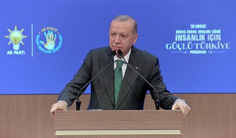 Erdoğan: Özel, siyasette acemi; dedenin nerede olduğunu sormakla suçladı, İstanbul üzerinden ağır eleştiriler