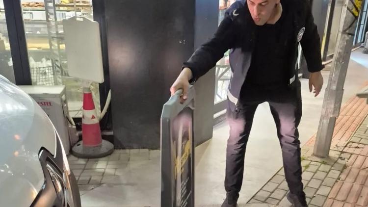 Nilüfer’de Engelli Yolları ve Kaldırımlarına Müdahale: Sabah Saatlerinde Temizlik Hareketi