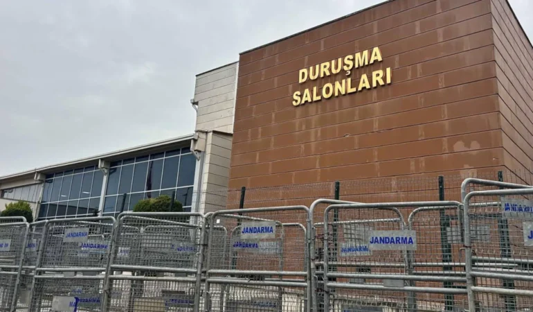 İBB Davası Duruşmasında Kanser Tedavisi Gören Sanığın Yakalama Kararı Kaldırıldı
