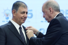 AKP'ye Geçen Cemil Tugay Rozet Töreninin Ardından Özgür Özel'i Takipten Çıkardı