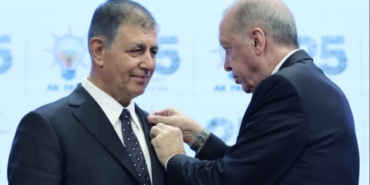 AKP'ye Geçen Cemil Tugay Rozet Töreninin Ardından Özgür Özel'i Takipten Çıkardı