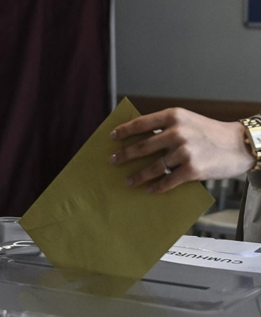 Hatay'da seçim anketi siyasi tablonun değiştiğini gösterdi. Depremden etkilenen kentte birinci parti el değiştirdi; AKP ile zirve arasındaki fark 4,9 puan ölçüldü.
