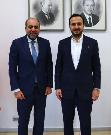 AKP’nin desteklediği adayı 6 oy farkla yenen İstanbul 2 Nolu Baro Başkanı Rıza Saka, AKP İstanbul İl Başkanlığını ziyaret etti. Saka, baronun Cumhurbaşkanı Erdoğan’ın iradesiyle kurulduğunu belirtti. Rakibi Ali Kasım Tuna, itirazlarının reddedildiğini açıklayarak Saka’yı tebrik