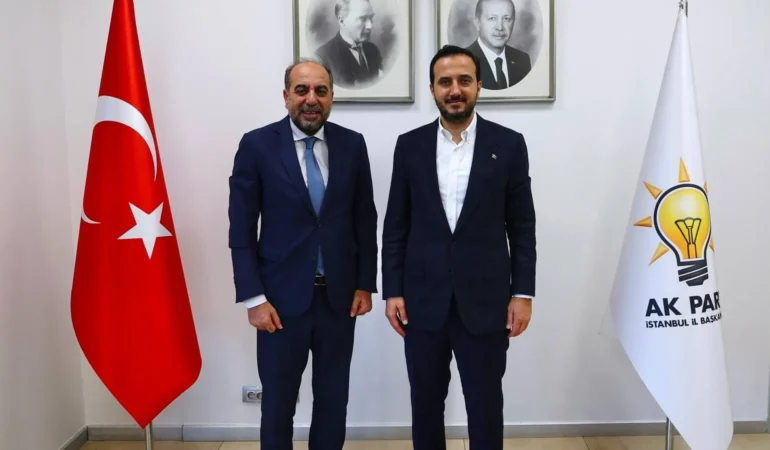 AKP’nin desteklediği adayı 6 oy farkla yenen İstanbul 2 Nolu Baro Başkanı Rıza Saka, AKP İstanbul İl Başkanlığını ziyaret etti. Saka, baronun Cumhurbaşkanı Erdoğan’ın iradesiyle kurulduğunu belirtti. Rakibi Ali Kasım Tuna, itirazlarının reddedildiğini açıklayarak Saka’yı tebrik